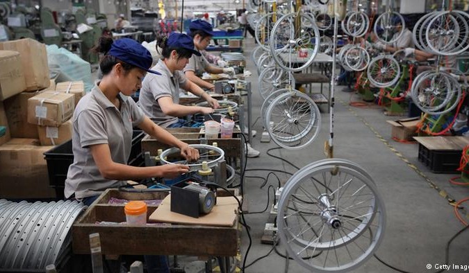 Công nhân sản xuất trong một nhà máy ở Trung Quốc (Ảnh: Getty Images)