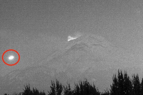 Hình ảnh cho thấy vật thể bay lạ trên núi lửa Popocatepetl trông như chiếc đĩa tròn màu trắng.