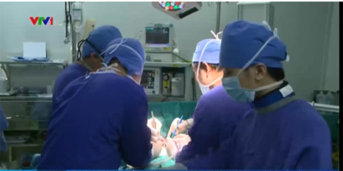 Lần đầu tiên phẫu thuật thay thân đốt sống nhân tạo tại Việt Nam - 1