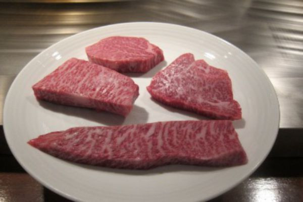 Thịt bò Kobe với những miếng thịt trải đều mỡ, một đặc điểm nổi bật của loại đặc sản này.