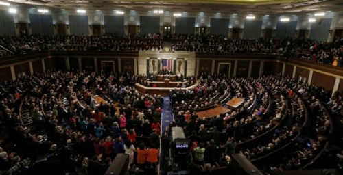 Các nghị sĩ quốc hội Mỹ lắng nghe Obama trong thông điệp liên bang. Ảnh: Reuters