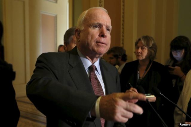 Thượng Nghị sĩ đảng Cộng hòa John McCain chỉ trích chính phủ của Tổng thống Obama là đã trì hoãn, không tiếp tục các hoạt động tuần tra trong khu vực 12 hải lý quanh các đảo nhân tạo mà Trung Quốc xây ở Biển Đông.