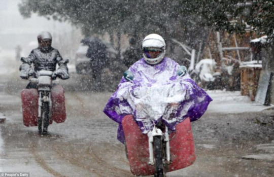 Người dân Giang Tây chạy xe trong mưa tuyết. Ảnh: Nhân dân nhật báo