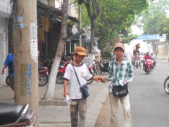 Các em bé mưu sinh với nghề vé số. Ảnh: Như Ý - phiatruoc.info