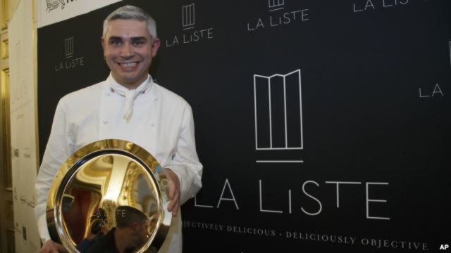 Đầu bếp Benoit Violier chụp ảnh với giải thưởng 'nhà hàng tốt nhất thế giới' trong buổi lễ trao giải tại Bộ Ngoại giao Pháp ở Paris. (Ảnh chụp ngày 17/12/2015).