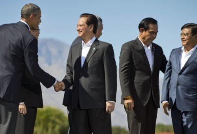 Tổng thống Mỹ Barack Obama bắt tay với Thủ tướng Việt Nam Nguyễn Tấn Dũng, sau khi chụp ảnh chung với các nhà lãnh đạo Đông Nam Á tại Sunnylands, California, hôm 16/2, ngày kết thúc hội nghị thượng đỉnh Mỹ - ASEAN.