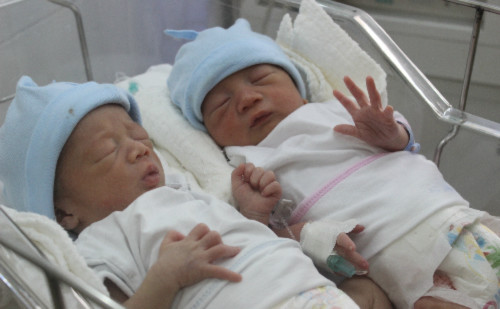 Cặp song sinh ca mang thai hộ đầu tiên miền Nam chào đời khỏe mạnh tại BV Từ Dũ. Ảnh: Lê Phương.