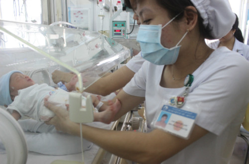 Là thai non tháng nên được các bác sĩ khoa sơ sinh đón về chăm sóc trong 3 ngày đầu. Ảnh: Lê Phương.