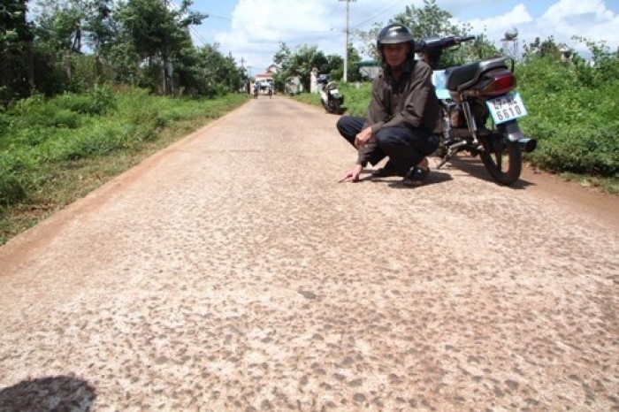 Trước sự việc trên, ông Lê Tự Do (trưởng thôn 2, xã Ea Kpam) đã thu thập nhiều chứng cứ, số liệu tố cáo lên cơ quan chức năng việc cán bộ thôn, xã đã cố ý làm trái, “rút ruột” công trình và thu nhiều khoản vượt sức dân, không minh bạch trong thu chi tài chính. (Nguồn: tamnhin.net)