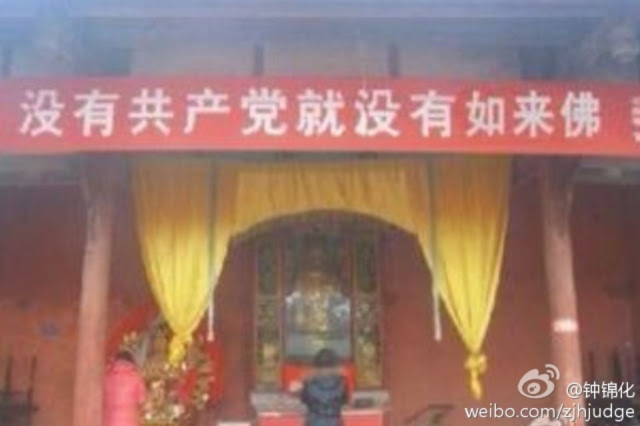 Một khẩu hiệu được viết: "Không có Đức Phật nếu không có Đảng Cộng sản”.