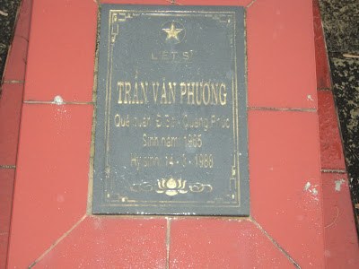 Mộ của Trần Văn Phương thiếu hai chữ “anh hùng”. Ảnh Người Ba Đồn