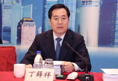 nguoi-gac-cua-cua-tap-can-binh-gay-bat-ngo-o-hang-ghe-lanh-dao