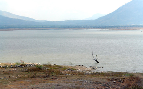 Hồ Sông Sắt cạn gần trơ đáy. Ảnh: Tư Huynh
