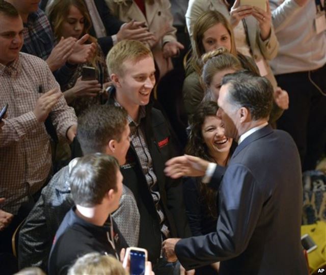 Sinh viên trường đại học Utah vỗ tay tán thưởng cựu ứng cử viên tổng thống Mitt Romney sau khi ông phát biểu về cuộc bầu cử năm 2016 và về ông Donald Trump.