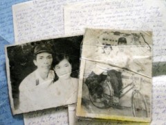 Vòng tròn bất tử cùng diễn biến Gạc Ma 1988
Và điều kỳ lạ trên đã dẫn đến một câu chuyện cảm động, Vào lúc 6 giờ sáng ngày 14/3/1988 Trung Quốc điều hai tàu chiến số 502 và 531 tiến đến bờ nam của đảo Gạc Ma và đổ quân lên đảo.
khi lính Trung Quốc đổ bộ lên đảo Gạc Ma, những người lính Việt Nam đã không thể nổ súng, họ quây thành một vòng tròn quanh lá cờ tổ quốc ngay giữa đảo, mặc cho lính Trung Quốc cầm súng AK nã đạn điên cuồng vào họ, Trung úy Trần Văn Phương quấn lá cờ quanh mình và hét vang “thà hy sinh chứ không chịu mất đảo”, trung úy Phương trúng đạn ngã xuống, trung sỹ Nguyễn Văn Lanh thay thế tiếp tục giữ cờ và lại bị trúng đạn ngã xuống, 48 người lính nơi đây đã ra đi như thế đó.
7h30 phút tàu Trung Quốc nổ pháo bắn chìm tàu HQ 604 của Việt Nam, Thuyền trưởng Vũ Phi Trừ, Phó Lữ đoàn trưởng Lữ đoàn 146 Trần Đức Thông cùng các binh sỹ hải quân khác đã tử trận.
Sau đó tàu Trung Quốc tấn công tàu HQ 505 của Việt Nam, tàu HQ 505 bị trúng đạn nhưng cố chạy thoát về đảo Cô lin (gần Gạc Ma) đồng thời cứu vớt được một số binh sỹ tàu 604
8h20 phút tàu hải quân Trung Quốc bắn pháo làm chìm tàu HQ 605 của Việt Nam, lính hải quân trên tàu dìu nhau bơi vào đảo Sinh Tồn gần đấy.
Kết quả phía Việt Nam bị bắn chìm hai tàu là HQ 604 và HQ 605, tàu HQ 505 bị trúng đạn hư hỏng nặng. 64 binh sỹ tử trận, 9 bị thương và 11 người bị bắt.
Mộ của anh hùng Trần Văn Phương. Ảnh Người Ba Đồn