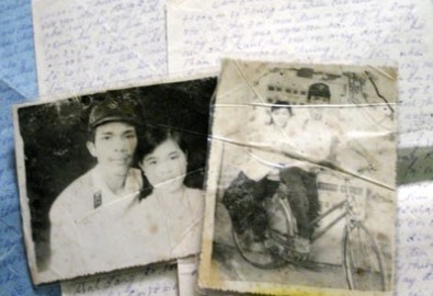 Vòng tròn bất tử cùng diễn biến Gạc Ma 1988
Và điều kỳ lạ trên đã dẫn đến một câu chuyện cảm động, Vào lúc 6 giờ sáng ngày 14/3/1988 Trung Quốc điều hai tàu chiến số 502 và 531 tiến đến bờ nam của đảo Gạc Ma và đổ quân lên đảo.
khi lính Trung Quốc đổ bộ lên đảo Gạc Ma, những người lính Việt Nam đã không thể nổ súng, họ quây thành một vòng tròn quanh lá cờ tổ quốc ngay giữa đảo, mặc cho lính Trung Quốc cầm súng AK nã đạn điên cuồng vào họ, Trung úy Trần Văn Phương quấn lá cờ quanh mình và hét vang “thà hy sinh chứ không chịu mất đảo”, trung úy Phương trúng đạn ngã xuống, trung sỹ Nguyễn Văn Lanh thay thế tiếp tục giữ cờ và lại bị trúng đạn ngã xuống, 48 người lính nơi đây đã ra đi như thế đó.
7h30 phút tàu Trung Quốc nổ pháo bắn chìm tàu HQ 604 của Việt Nam, Thuyền trưởng Vũ Phi Trừ, Phó Lữ đoàn trưởng Lữ đoàn 146 Trần Đức Thông cùng các binh sỹ hải quân khác đã tử trận.
Sau đó tàu Trung Quốc tấn công tàu HQ 505 của Việt Nam, tàu HQ 505 bị trúng đạn nhưng cố chạy thoát về đảo Cô lin (gần Gạc Ma) đồng thời cứu vớt được một số binh sỹ tàu 604
8h20 phút tàu hải quân Trung Quốc bắn pháo làm chìm tàu HQ 605 của Việt Nam, lính hải quân trên tàu dìu nhau bơi vào đảo Sinh Tồn gần đấy.
Kết quả phía Việt Nam bị bắn chìm hai tàu là HQ 604 và HQ 605, tàu HQ 505 bị trúng đạn hư hỏng nặng. 64 binh sỹ tử trận, 9 bị thương và 11 người bị bắt.
Mộ của anh hùng Trần Văn Phương. Ảnh Người Ba Đồn
