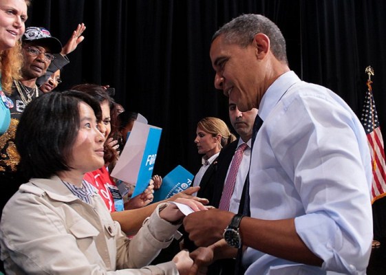 Một phụ nữ Trung Quôc trao tận tay tổng thống Obama lá thư nêu sự thật cuộc đàn áp Pháp Luân Công tại Trung Quốc.Nhìn thẳng vào mắt cô Gao, ông Obama đã nhận bức thư. (Ảnh: Đại Kỷ Nguyên)
