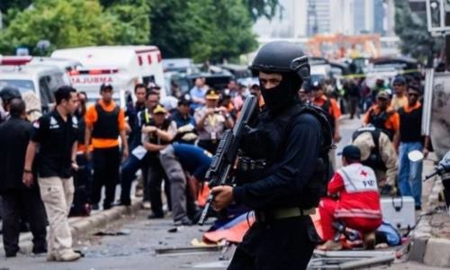 Cảnh sát tại hiện trường một địa điểm bị IS tấn công ở thủ đô Jakarta, Indonesia hồi tháng 1. Ảnh: AP