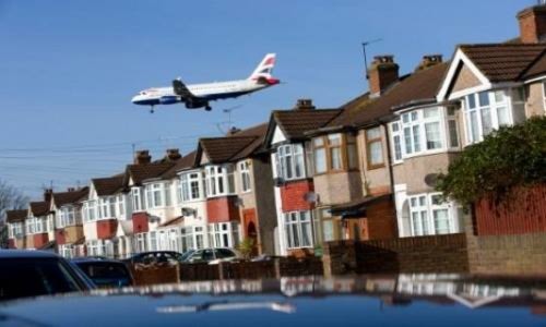 Một máy bay dân sự Anh chuẩn bị hạ cánh xuống sân bay Heathrow, London. Ảnh: AFP