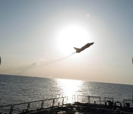 Mỹ giải thích lý do không bắn hạ máy bay Nga bay gần tàu khu trục - Ảnh 1