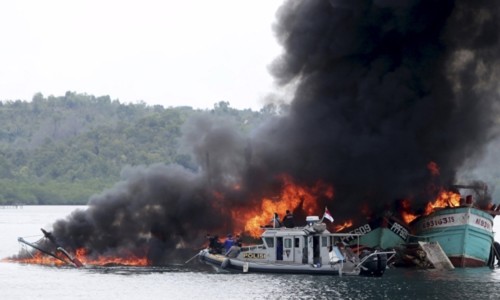 Tàu cá Việt Nam và Malaysia bị Indonesia phá hủy với cáo buộc đánh bắt cá trái phép ngày 5/4. Ảnh: Reuters.
