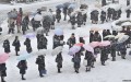 Dù trong giá rét của mưa tuyết, người Nhật vẫn xếp hàng trật tự. Ảnh duhochad