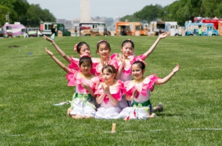 Một bộ phận học viên Pháp Luân Công tại Washington DC chúc mừng sinh nhật Sư phụ và chào mừng Ngày Pháp Luân Đại Pháp Thế giới (Ảnh: Lisha/Đại Kỷ Nguyên tiếng Trung).