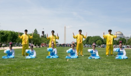 Một bộ phận học viên Pháp Luân Công tại Washington DC chúc mừng sinh nhật Sư phụ và chào mừng Ngày Pháp Luân Đại Pháp Thế giới (Ảnh: Lisha/Đại Kỷ Nguyên tiếng Trung).