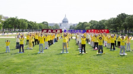 Một bộ phận học viên Pháp Luân Công tại Washington DC chúc mừng sinh nhật Sư phụ và chào mừng Ngày Pháp Luân Đại Pháp Thế giới (Ảnh: Lisha/Đại Kỷ Nguyên tiếng Trung).