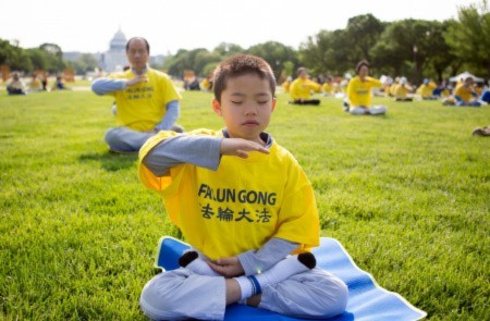 Một bộ phận học viên Pháp Luân Công tại Washington DC chúc mừng sinh nhật Sư phụ và chào mừng Ngày Pháp Luân Đại Pháp Thế giới (Ảnh: Lisha/Đại Kỷ Nguyên tiếng Trung).