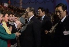 Năm 1990, bà Tống Tổ Anh (áo xanh lục) lọt vào mắt xanh của Giang Trạch Dân. (Ảnh: Internet)