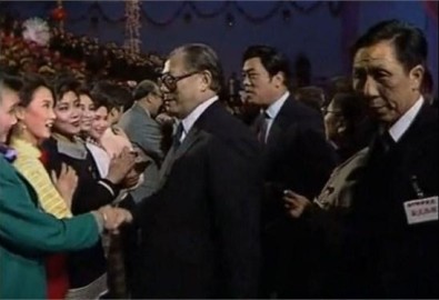 Năm 1990, bà Tống Tổ Anh (áo xanh lục) lọt vào mắt xanh của Giang Trạch Dân. (Ảnh: Internet)