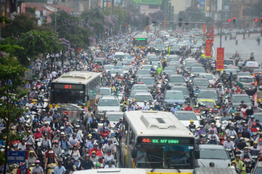 Khu vực đường Tây Sơn, quận Đống Đa bị ùn tắc nghiêm trọng Ảnh: Nguyễn Hưởng