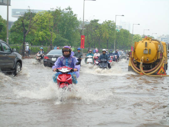 Nước ngập sâu ở đường Đỗ Đức Dục, quận Nam Từ Liêm Ảnh: Văn Duẩn