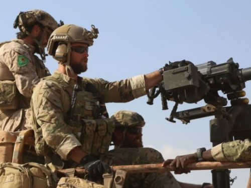 Hình ảnh lính Mỹ đeo phù hiệu YPG gần tiền tuyến ở phía bắc Raqqa. Ảnh: AFP