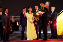 Tổng thống Mỹ nhận bó hoa từ Mỹ Linh ngay khi bước xuống từ Air Force One. Ảnh: Reuters.
