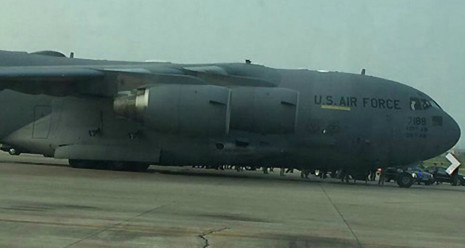 Máy bay Boeing chở ô tô, trực thăng của ông Obama đến Hà Nội - Ảnh 1
