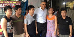 Tổng thống Obama vui vẻ chụp ảnh cùng người dân Mễ Trì. Nguồn: Facebook.