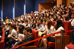 Nhiều sinh viên chăm chú nghe ông Obama phát biểu. Ảnh: Giang Huy - vnexpress.net