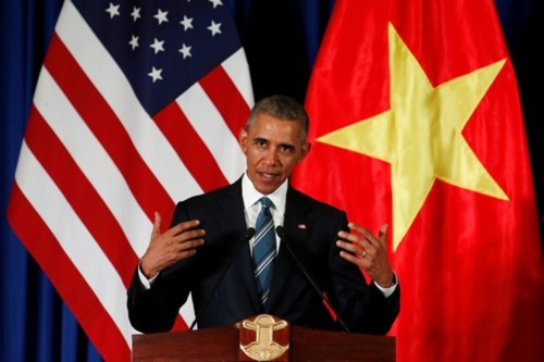 Tổng thống Mỹ Barack Obama trong cuộc họp báo chung cùng Chủ tịch nước Trần Đại Quang tại Hà Nội. Ảnh: Reuters