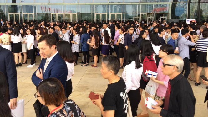 Hàng ngàn người xếp hàng chờ vào Trung tâm Mỹ Đình trước giờ gặp ông Obama - Ảnh: Việt Dũng - tuoitre.vn