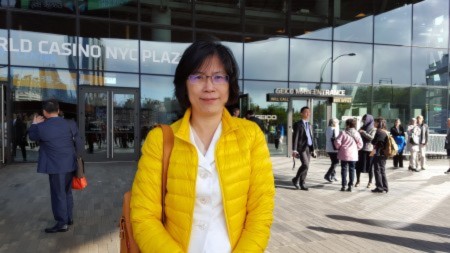 Bà Chu Uyển Kỳ, người phát ngôn của đoàn luật sư nhân quyền Pháp Luân Công tham gia hoạt động diễu hành mừng Ngày Pháp Luân Đại Pháp Thế giới 13/5 tại New York nói về làn sóng kiện Giang (Ảnh: Luoya/The Epoch Times).