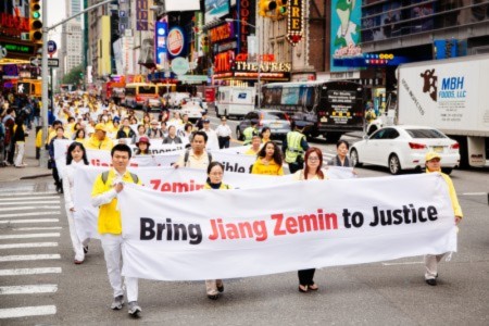 Diễu hành tại New York với biểu ngữ “Xử Giang Trạch Dân theo pháp luật” trong ngày Pháp Luân Đại Pháp Thế giới 15/3 (Ảnh: Andy Chan/The Epoch Times).