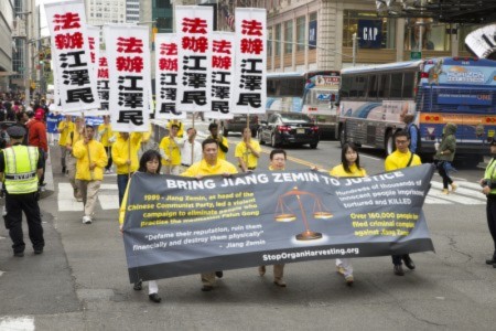Diễu hành tại New York với biểu ngữ “Xử Giang Trạch Dân theo pháp luật” trong ngày Pháp Luân Đại Pháp Thế giới 15/3 (Ảnh: Andy Chan/The Epoch Times).