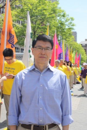 Nhà phê bình chính trị Lý Thiên Tiếu, Tiến sĩ khoa học chính trị tại Đại học Columbia tham gia diễu hành trong ngày Pháp Luân Đại Pháp Thế giới 15/3 (Ảnh: Andy Chan/The Epoch Times).
