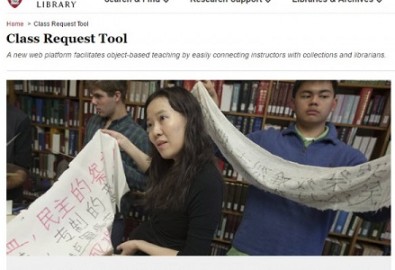 Cô Hà Hiểu Thanh (giữa), nữ giáo sư gốc Trung Quốc giảng dạy tại Đại học Harvard dẫn sinh viên đến thư viện Yenching của Harvard tìm đọc tài liệu về sự kiện Thiên An Môn. (Ảnh: Website Harvard)