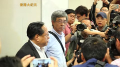 Ông Lam Wing-kee, 61 tuổi (mặc áo trắng) trong buổi họp báo tố cáo Bắc Kinh bắt cóc và ép cung hôm 16/6. (Ảnh: Youtube)