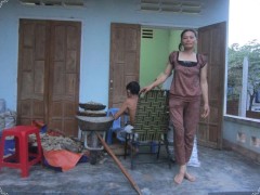 chị Nguyễn Thị Thủy mẹ của Ngân. Ảnh quangngai.gov.vn