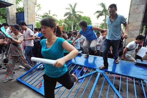 Cảnh phụ huynh đạp đổ cổng trường để mua hồ sơ trường PTCS Thực nghiệm Hà nội những năm trước (Ảnh VnExpress)