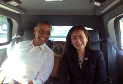Nữ cố vấn gốc Việt Elizabeth Phù và Tổng thống Hoa Kỳ Barack Obama trong xe riêng của ông trên đường tới một sự kiện về người tị nạn tại Malaysia vào tháng 11 năm 2015.
Hình do Bà Elizabeth Phù gửi tặng RFA
